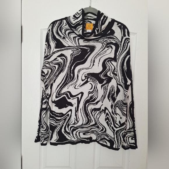 Ruby Rd. Monochrome Abstract Pattern Top - Picture 3 of 6